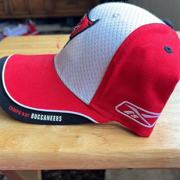 Reebok snapback, cap, red black, and white colors - Picture 2 of 3